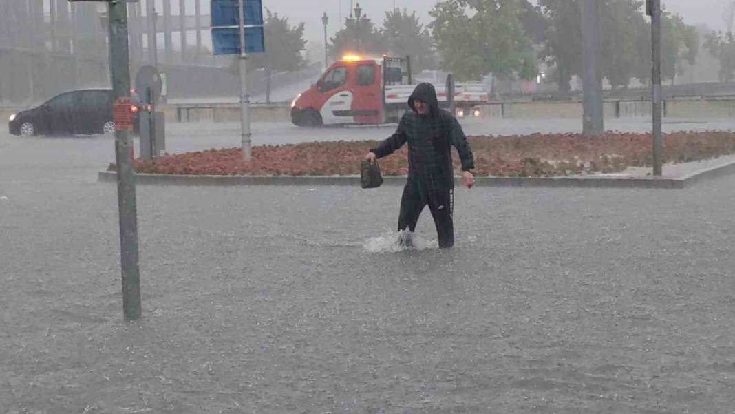 Ulaşım kapandı, iş yerlerini su bastı... Sel felaketi o illeri vurdu 14